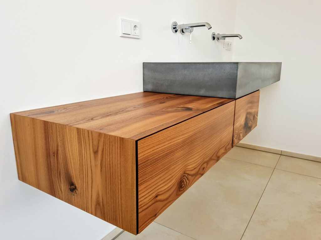 Freischwebender Waschtisch in Ulme mit einem Betonwaschbecken | B&K Design