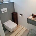 Gäste-WC in Nussbaum und Beton