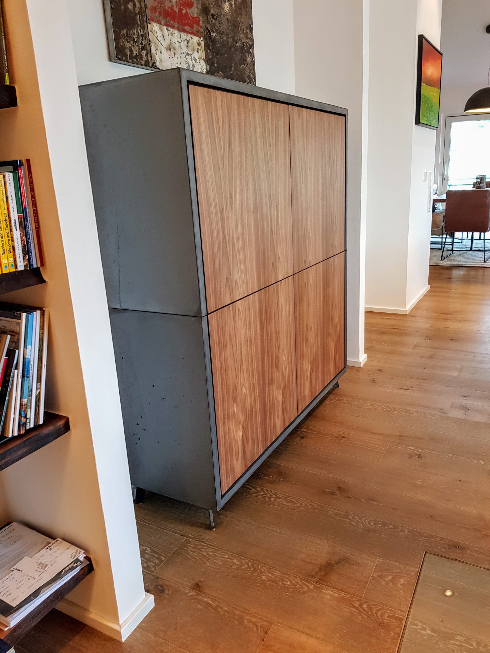 Highboard aus Nussbaum und Beton | B&K Design