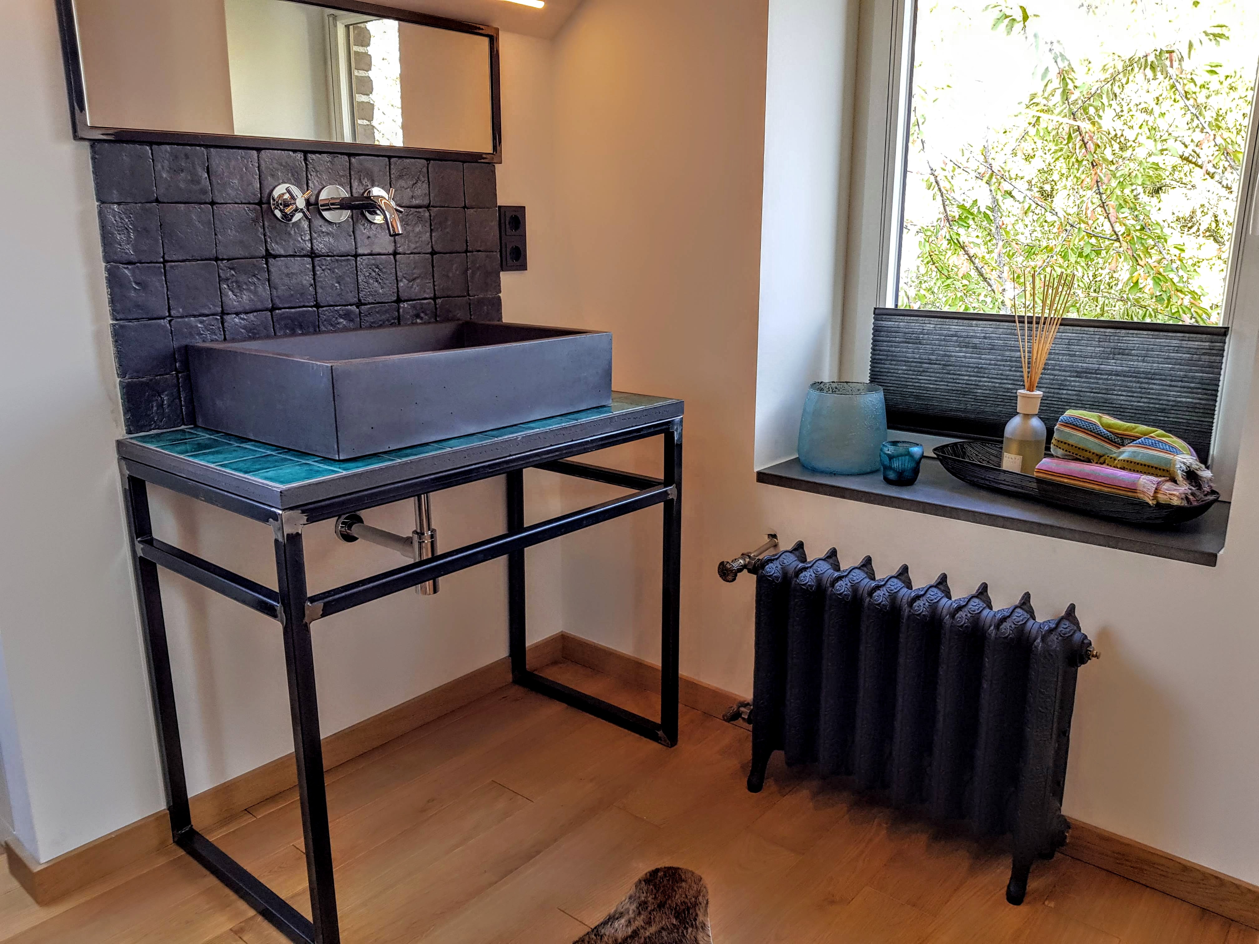 Altholz Schiebetüren + Beton Waschbecken auf Stahl Untergestell | B&K