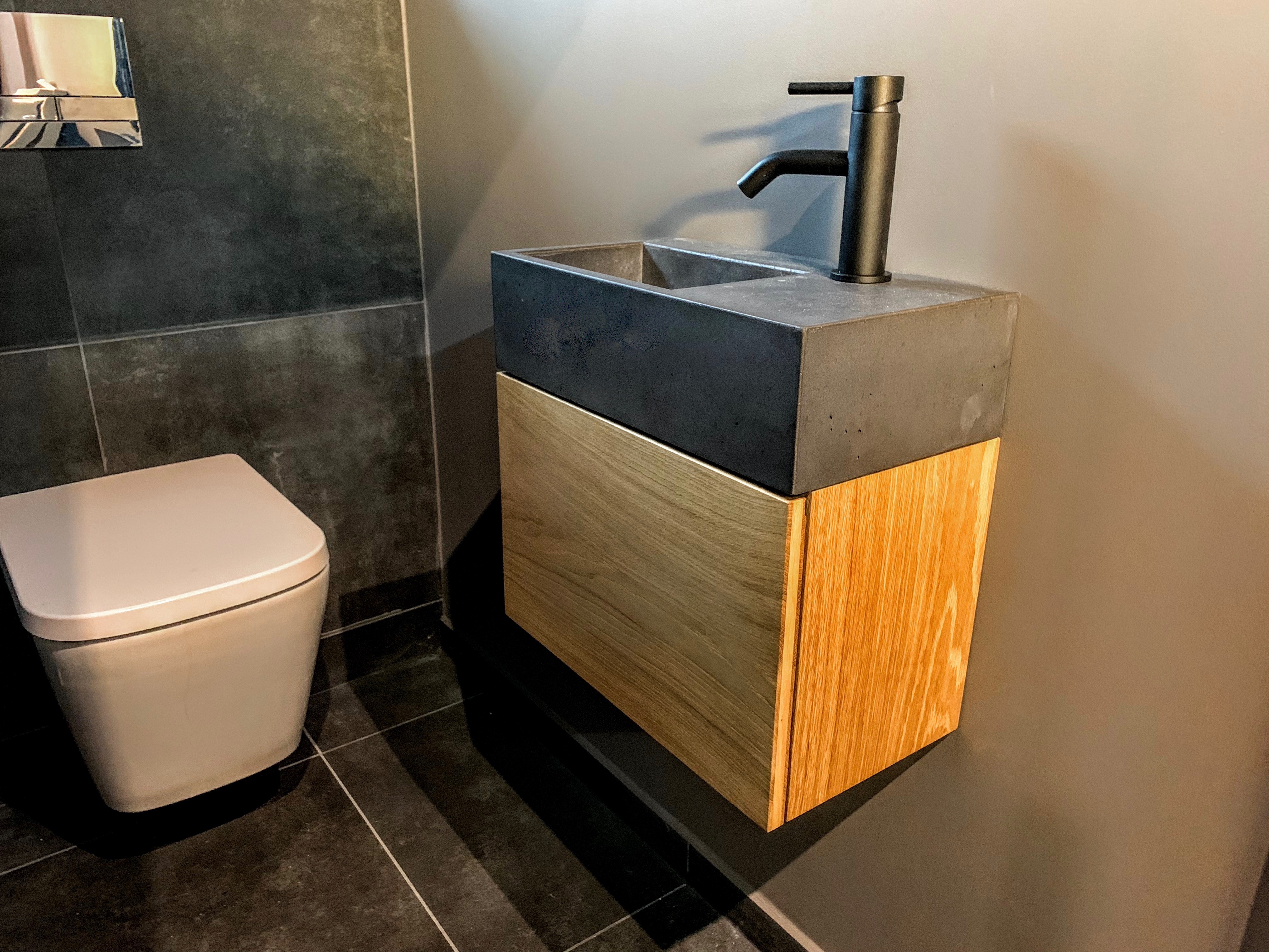 XS Beton Waschbecken mit schwebenden Unterschrank aus Eiche | B&K Design