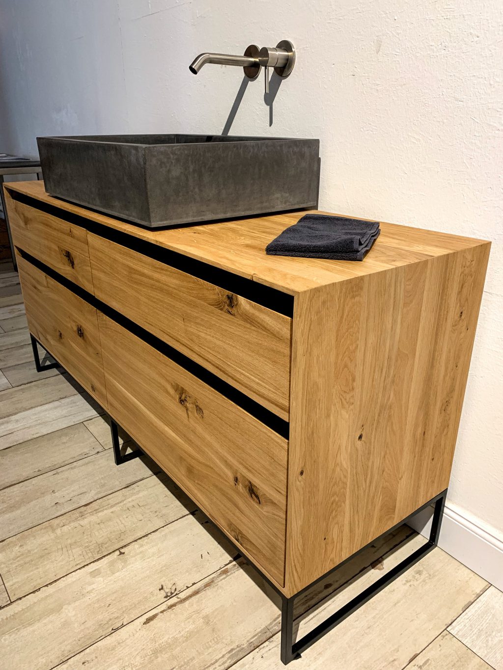 Waschtisch aus Eiche mit Beton Waschbecken L und schwarz hinterlegten