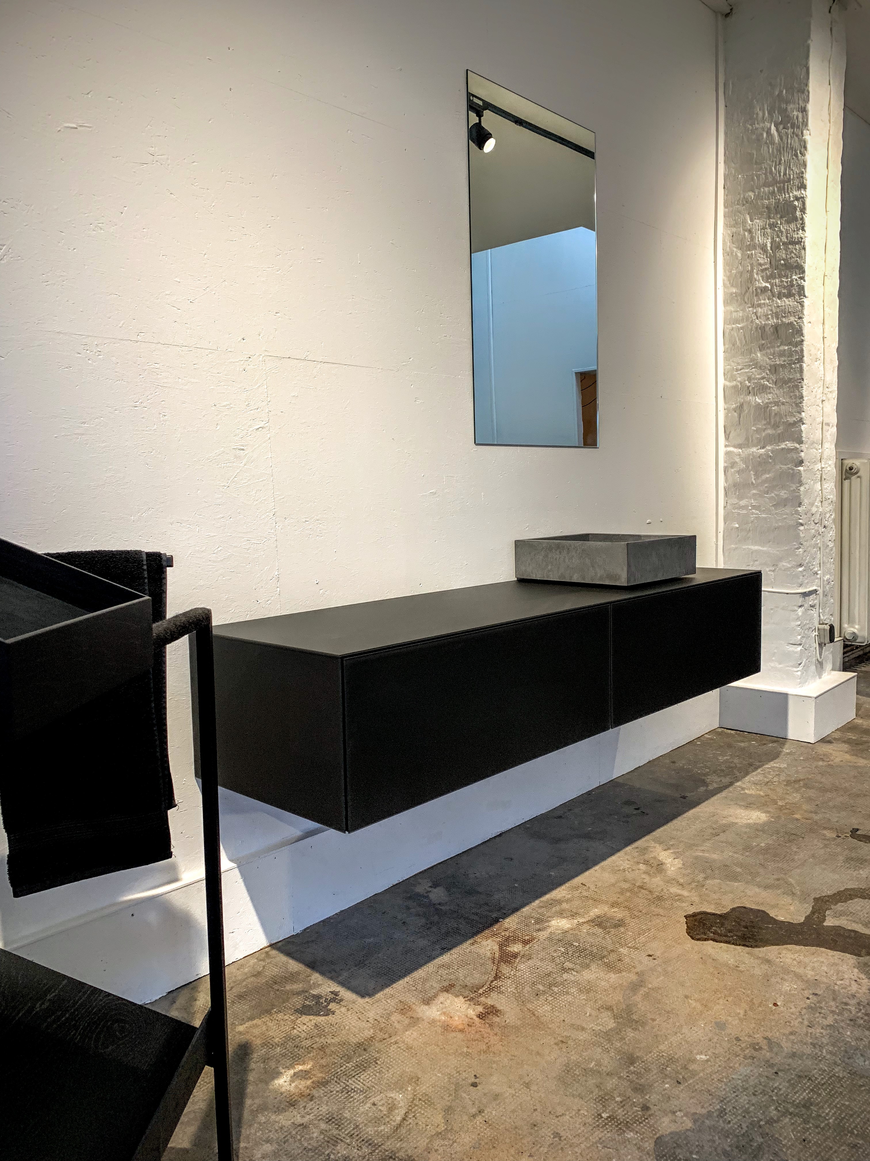 Freischwebender Waschtisch in schwarz lackiertem, satiniertem Glas, mit