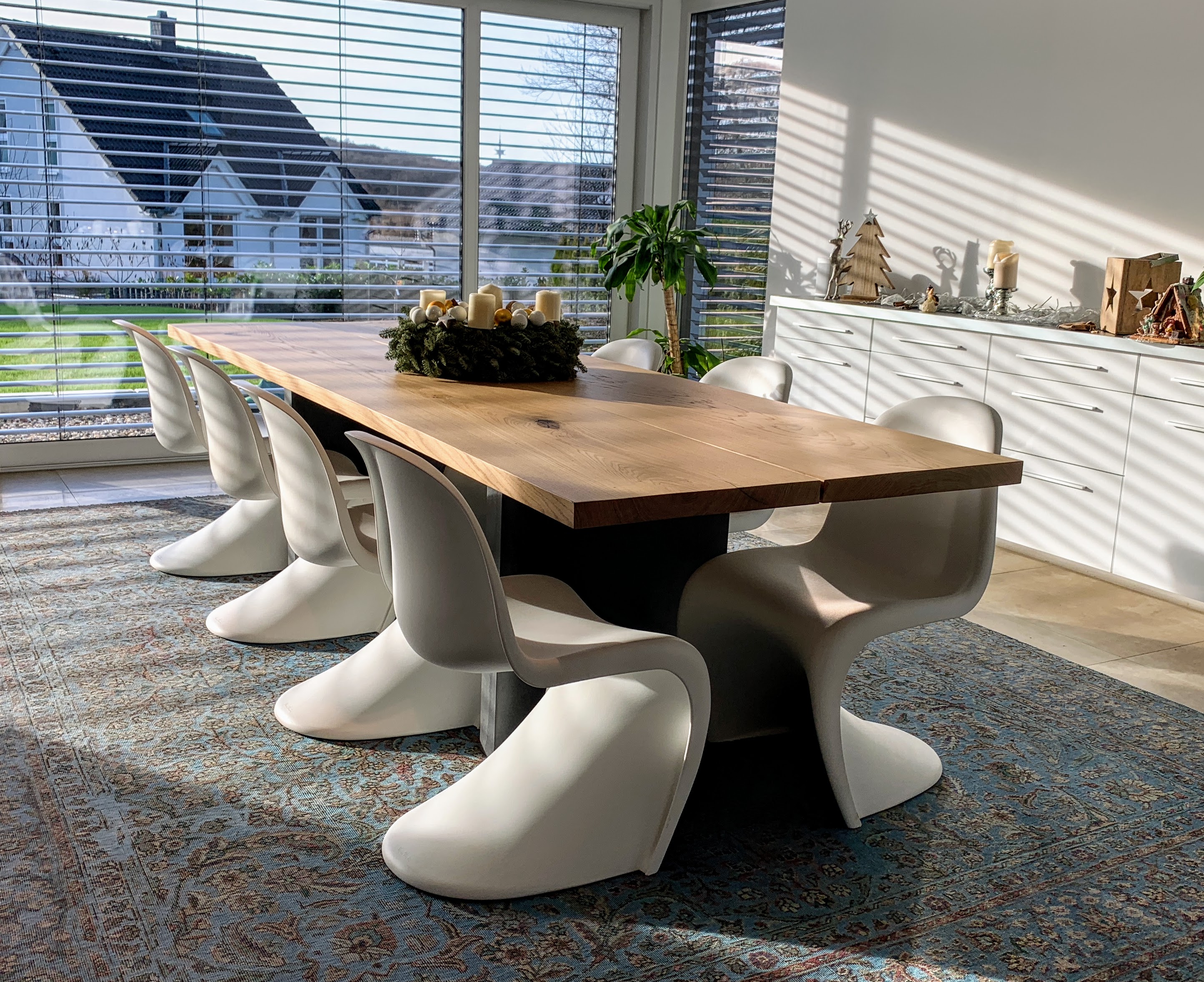 Holz Esstisch mit Füßen aus Beton | B&K Design