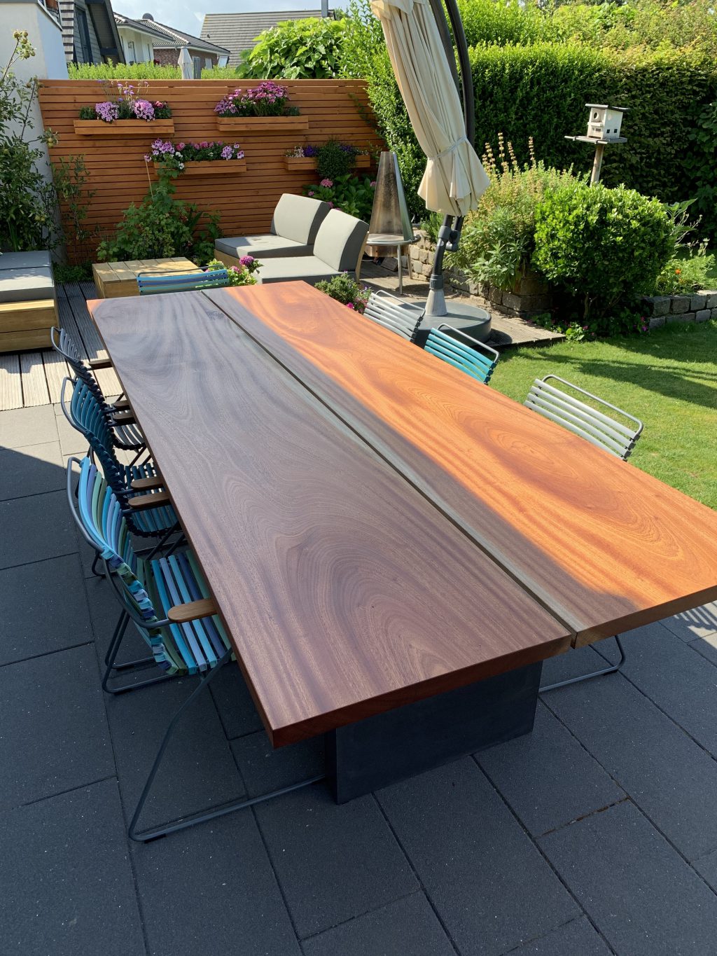 Großer Gartentisch aus Holz und Beton B&K Design