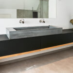 Beton-Waschbecken XL auf schwebendem Waschtisch aus Holz und Glas