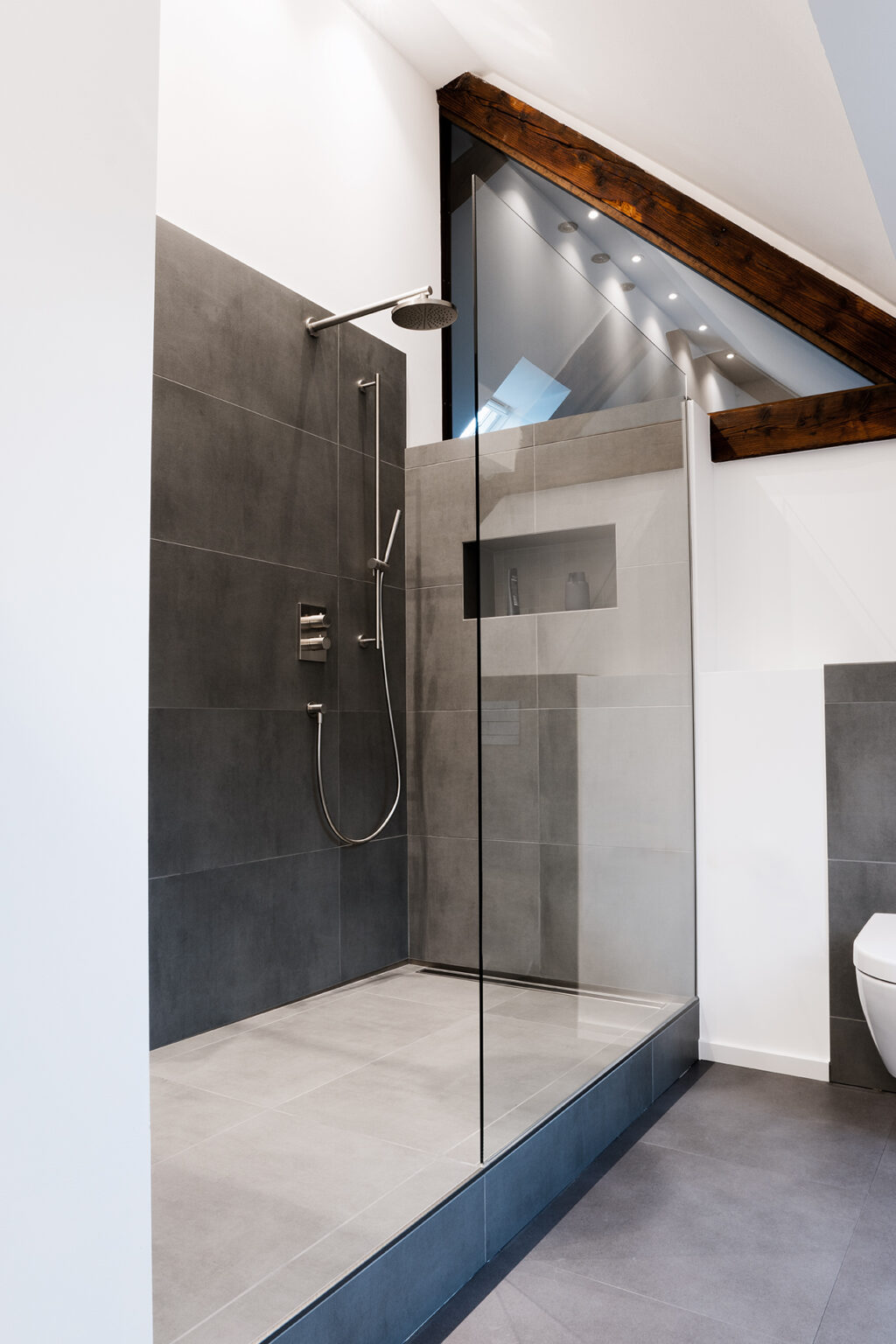 Modernes und puristisches Badezimmer im Altbau ...